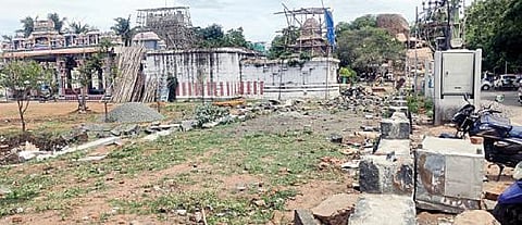 பாதியில் நிறுத்தப்பட்டுள்ள ஸ்தலசயன பெருமாள் கோயில் சுற்றுச்சுவர் பணி.