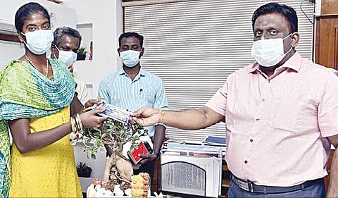 ஹரியாணாவில் நடைபெற்ற தேசிய கைப்பந்துப் போட்டியில் சிறப்பாக ஆடிய தேனி பழனிசெட்டிபட்டி அரசு மேல்நிலைப் பள்ளி மாணவி எ.ஆனந்தியை தேனி மாவட்ட ஆட்சியர் க.வீ.முரளீதரன் பாராட்டி பரிசு வழங்கினார்.