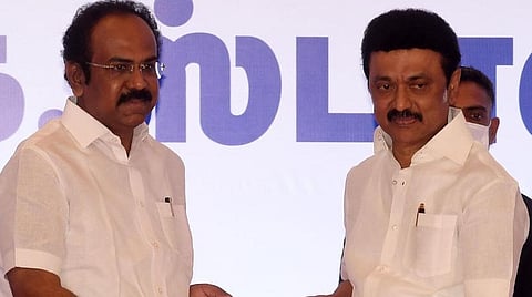 ‘முதலீட்டாளர்களின் முதல் முகவரி - தமிழ்நாடு’என்ற முதலீட்டாளர்கள் மாநாடு, சென்னையில் நேற்று நடந்தது. இதில், தமிழ்நாடு ஆராய்ச்சி மற்றும் மேம்பாட்டு கொள்கை 2022-ஐ முதல்வர் மு.க.ஸ்டாலின் வெளியிட, அமைச்சர் தங்கம் தென்னரசு பெற்றுக் கொண்டார். படம் : ம.பிரபு