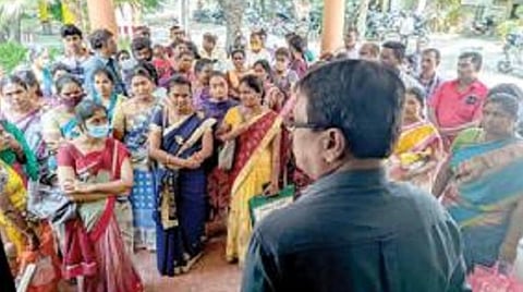 மதுரை மாவட்ட முதன்மைக் கல்வி அலுவலகத்தில் அறிவிப்பு பலகையில் ஒட்டப்பட்டிருந்த காலிப்பணியிட விவரங்களை குறிப்பெடுத்த விண்ணப்பதாரர்கள். (வலது) தற்காலிக ஆசிரியர் பணியிடங்களுக்கு விண்ணப்பிக்க திரண்ட பெண்களிடம் உயர் நீதிமன்ற இடைக்காலத் தடை குறித்து விளக்கிய கல்வித் துறையினர்.