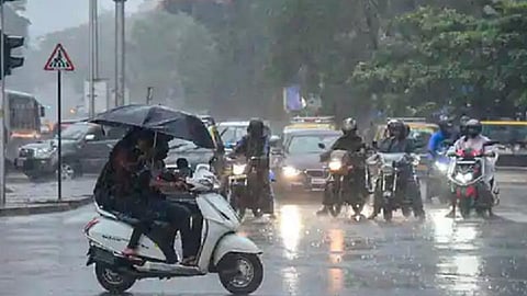 மகாராஷ்டிராவில் 6 மாவட்டங்களில் கனமழை எச்சரிக்கை: மும்பையில் ரயில், சாலை போக்குவரத்து பாதிப்பு