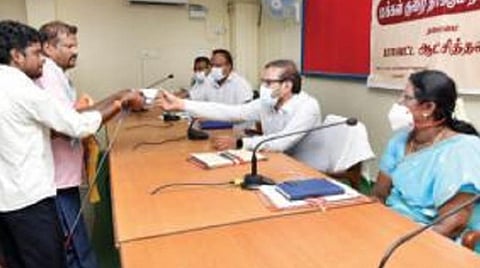 கிருஷ்ணகிரியில் நடந்த மக்கள் குறைதீர்க்கும் நாள் கூட்டத்தில் ஆட்சியர் ஜெயசந்திர பானு ரெட்டி மனுக்களைப் பெற்றார்.