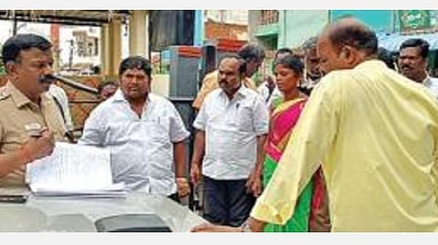 ஆம்பூர் டிஎஸ்பி அலுவலகத்தில் நேற்று புகார் அளித்த வேட்பாளர் விஜயா தரப்பினர்.