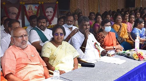 தமிழக அரசைக் கண்டித்து கோவை சிவானந்தா காலனியில் இன்று நடைபெற்ற உண்ணாவிரதப் போராட்டத்தில் கலந்துகொண்ட பாஜக தேசிய மகளிரணி தலைவரும், எம்எல்ஏவுமான வானதி சீனிவாசன், கட்சியின் தேசிய செயற்குழு உறுப்பினர் சி.பி.ராதாகிருஷ்ணன் உள்ளிட்டோர். | படம்: ஜெ.மனோகரன்.