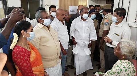 வயிற்றுப்போக்கால் பாதிக்கப்பட்டு காரைக்கால் அரசு பொது மருத்துவமனையில் சிகிச்சைப் பெற்று வரும் மூதாட்டியிடம் நலம் விசாரித்த புதுச்சேரி முதல்வர் என்.ரங்கசாமி