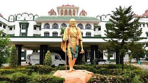 தவறான சிகிச்சைக்கு இழப்பீடு கோரிய வழக்கில் மருத்துவ கவுன்சிலை சேர்க்க முடியாது: உயர் நீதிமன்றம்