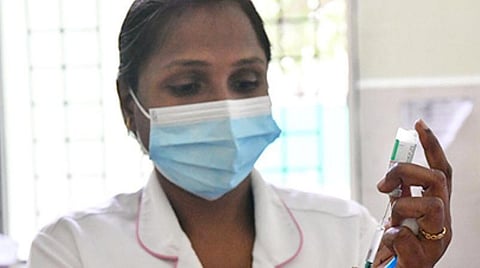 பூஸ்டர் தடுப்பூசிக்கான கால இடைவெளியை 6 மாதங்களாக குறைத்தது மத்திய அரசு