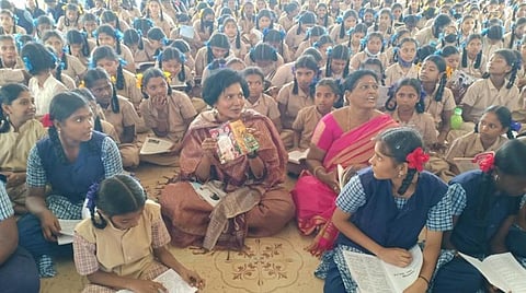 ‘புதுக்கோட்டை முழுவதும் புத்தக வாசிப்பு’ - மாணவர்களோடு அமர்ந்து வாசித்த ஆட்சியர்