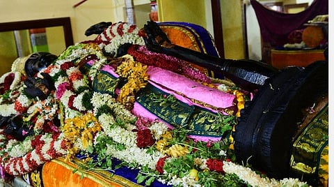 நீண்ட வரிசையில் நின்று அத்தி வரதரை தரிசித்த பக்தர்கள்