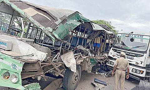 அச்சிறுப்பாக்கம் அருகே சென்னை - திருச்சி தேசிய நெடுஞ்சாலையில் முன்னால் சென்ற லாரி மீது மோதியதில் உருக்குலைந்த அரசு பேருந்து.