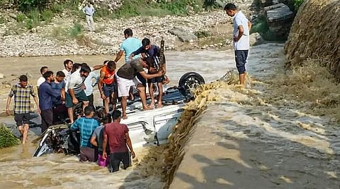 உத்தராகண்டில் ஆற்றில் கார் கவிழ்ந்து 9 பேர் உயிரிழப்பு