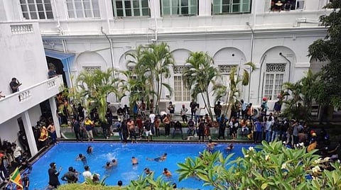 இலங்கை அதிபர் மாளிகை நீச்சல் குளத்தில் நீந்திய போராட்டக்காரர்கள்