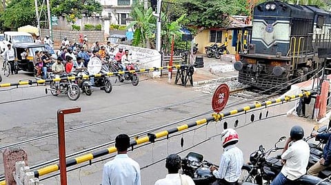 தேனியில் மேம்பாலம் இல்லாததால் ரயில் வரும் நேரங்களில் கடும் நெரிசலில் சிக்கும் வாகனங்கள்