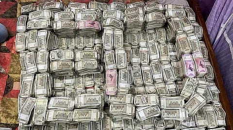 ஜார்கண்ட் முதல்வர் ஹேமந்த் சோரனின் நண்பர் பங்கஜ் மிஸ்ரா மீதான நிதி மோசடி வழக்கு தொடர்பாக, ஷாகிப்கன்ஜ் மாவட்டத்தில் அமலாக்கத்துறையினர் நேற்று நடத்திய சோதனைகளில் பறிமுதல் செய்யப்பட்ட ரொக்க பணம். படம்: பிடிஐ.