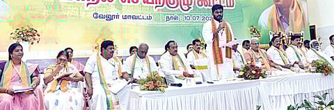 வேலூர் அடுத்த அரப்பாக்கத்தில் நடைபெற்ற பாஜக மாநில செயற்குழுக் கூட்டத்தில் பேசினார் மாநிலத் தலைவர் அண்ணாமலை. அருகில், முன்னாள் மத்திய இணை அமைச்சர் பொன்.ராதாகிருஷ்ணன், மூத்த தலைவர் எச்.ராஜா உள்ளிட்டோர். படம்: வி.எம்.மணிநாதன்