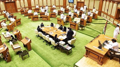 கட்சி ஆலோசனை கூட்டத்தை புறக்கணித்தனர்: கோவாவில் 7 காங்கிரஸ் எம்எல்ஏக்கள் பாஜகவில் இணைய திட்டம்?