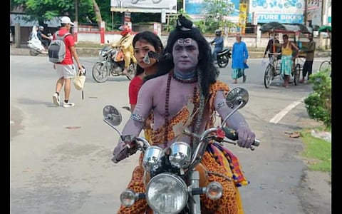 அசாமில் விலைவாசி உயர்வுக்கு எதிராக வீதி நாடகம்: சிவன், பார்வதி வேடத்தில் நடிகர், நடிகை போராட்டம்