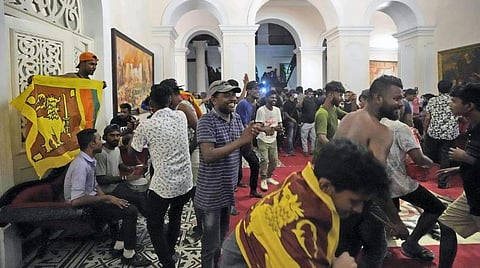 இலங்கை அதிபர் மாளிகையில் கட்டுக்கட்டாக சிக்கிய பணம்: அதிகாரியிடம் ஒப்படைத்த போராட்டக்காரர்கள்