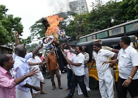 வன்முறைக் களமான அதிமுக தலைமை அலுவலகப் பகுதி: ஓபிஎஸ், இபிஎஸ் ஆதரவாளர்கள் பயங்கர மோதல்