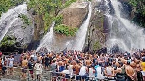 குற்றாலம் ஐந்தருவி சாலையில் உள்ள படகு குழாமில் படகு சவாரியை தென்காசி மாவட்ட ஆட்சியர் ஆகாஷ், எம்எல்ஏ பழனி ஆகியோர் தொடங்கிவைத்து படகு சவாரி செய்தனர். (வலது) ஐந்தருவியில் நேற்று சுற்றுலா பயணிகள் கூட்டம் அலைமோதியது