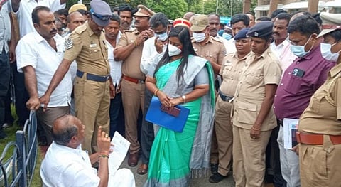 நாமக்கல் எம்.பி சின்ராஜ் தரையில் அமர்ந்து தர்ணா: ஆட்சியர் அலுவலகத்தில் பரபரப்பு