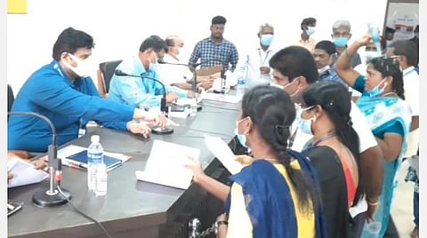 கரூர் குறைதீர் கூட்டத்தில் ஆட்சியர் முன்பு தீக்குளிக்க முயன்ற பெண் பத்திரமாக மீட்பு