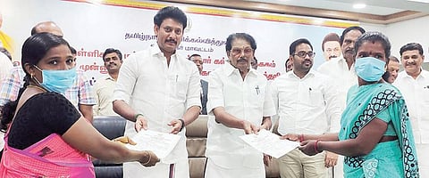 விருதுநகர் அருகே ஆமத்தூரில் உள்ள ஏஏஏ பொறியியல் கல்லூரியில் நேற்று நடைபெற்ற விழாவில், பள்ளி சாரா மற்றும் வயது வந்தோர் கல்வித் திட்டத்தின் கீழ் அடிப்படை எழுத்தறிவு பெற்றவர்களுக்கு பள்ளிக்கல்வி அமைச்சர் அன்பில் மகேஸ் பொய்யாமொழி, வருவாய்த்துறை அமைச்சர் சாத்தூர் ராமச்சந்திரன் ஆகியோர் சான்றிதழ்களை வழங்கினர்.