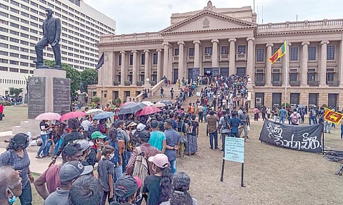 இலங்கையின் தலைநகர் கொழும்பில் உள்ள அதிபர் கோத்தபய ராஜபக்சவின் அலுவலகம் முன்பு நேற்று திரண்டிருந்த போராட்டக்காரர்கள். கோத்தபய ராஜபக்ச பதவி விலகக் கோரி கடந்த 2 நாட்களாக அவரது அலுவலகத்தை போராட்டக்காரர்கள் சூழ்ந்துள்ளனர். படம்: பிடிஐ