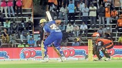 டிஎன்பிஎல் கிரிக்கெட் தொடரில் திருச்சி அணிக்கு எதிரான ஆட்டத்தில் விளையாடிய கோவை அணி கேப்டன் ஷாருக்கான். படம்: ஜெ.மனோகரன்