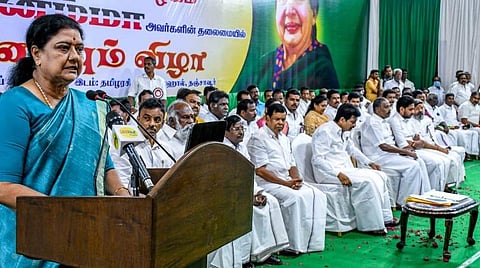 “நான் இருக்கும் வரை அதிமுகவை யாராலும் அபகரிக்கவோ, அழிக்கவோ முடியாது” - சசிகலா