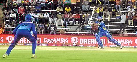 சேலம் அணிக்கு எதிரான போட்டியில் பந்தை பவுண்டரிக்கு விரட்டிய மதுரை வீரர் அருண் கார்த்திக். படம்: ஜெ.மனோகரன்