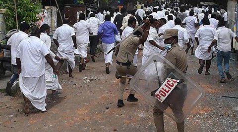 அதிமுக தலைமை அலுவலகத்தில் நடந்த மோதல்: ஓபிஎஸ், இபிஎஸ் ஆதரவாளர்கள் 400 பேர் மீது வழக்கு