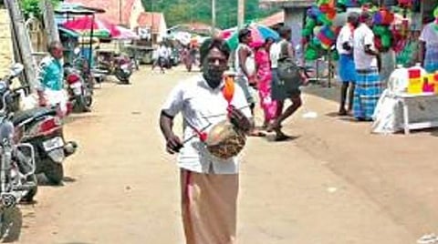 தருமபுரி மாவட்டம் ஒகேனக்கல்லில் வெள்ளப்பெருக்கு ஏற்பட்டுள்ள நிலையில் காவிரி கரையோரப் பகுதி பொதுமக்களுக்கு தண்டோரா மூலம் வெள்ள அபாய எச்சரிக்கை செய்யப்பட்டது.