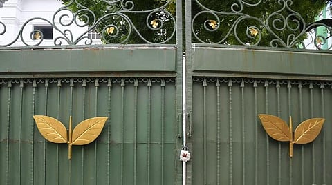 அதிமுக அலுவலக சீலை அகற்றக் கோரி இபிஎஸ், ஓபிஎஸ் தொடர்ந்த வழக்குகள் இன்று விசாரணை