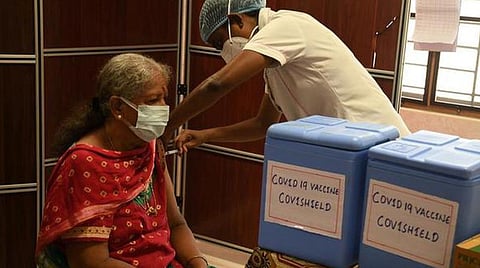 18 வயதுக்கு மேற்பட்டோருக்கு கரோனா பூஸ்டர் தடுப்பூசி இலவசம்: நாளை முதல் 75 நாட்களுக்கு போடப்படும் என மத்திய அரசு அறிவிப்பு