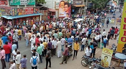 புதுச்சேரி விழுப்புரம் தேசிய நெடுஞ்சாலையில் சாலை மறியலில் ஈடுபட்ட பொதுமக்கள்.