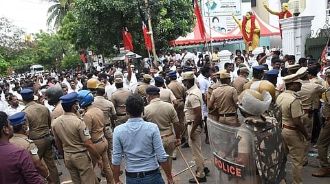 அதிமுக அலுவலக வன்முறை: அறிக்கை தாக்கல் செய்ய போலீஸுக்கு ஐகோர்ட் உத்தரவு - முத்தரப்பு வாதங்கள் என்னென்ன?