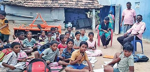 மாணவர்களுக்கு பாடம் நடத்தும் மாற்றுத் திறனாளி இளம்பெண் பொம்மி. அருகில் இல்லம் தேடிக் கல்வித் திட்ட மாவட்ட ஒருங்கிணைப்பாளர்.