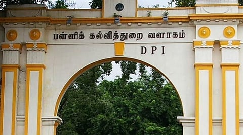 அரசின் இலவச மடிக்கணினிகளில் ஜெயலலிதா, பழனிசாமி படம் நீக்கம்