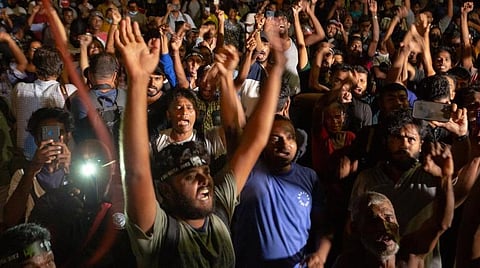 ராஜபக்ச ராஜினாமாவை கொண்டாடும் விதமாக இலங்கை மக்கள்.