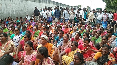 வேப்பூர் நான்குமுனை சந்திப்பில் மறியலில் ஈடுபட்ட தனியார் பள்ளி மாணவியின் பெற்றோர் மற்றும் உறவினர்கள்