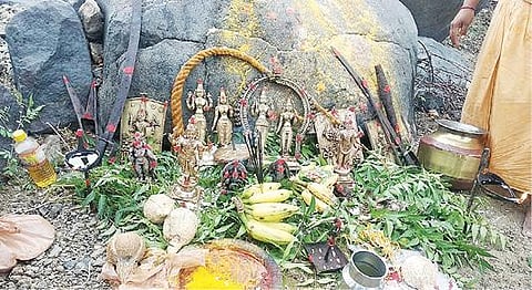 தண்டராம்பட்டு அடுத்த மலமஞ்சனூர் கிராமத்தில் சித்தபடையார் கோயில் திருவிழாவில் திருடப்பட்டதாக கூறப்படும் சுவாமி சிலைகளை வைத்து வழிபாடு நடைபெற்றுள்ளது. (கோப்புப்படம்)