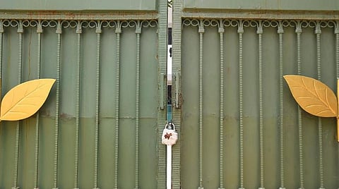 அதிமுக அலுவலகத்துக்கு வைக்கப்பட்ட சீலை அகற்றக் கோரி இபிஎஸ், ஓபிஎஸ் தொடர்ந்த வழக்கில் தீர்ப்பு தள்ளிவைப்பு