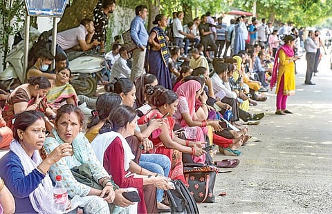 மத்திய பல்கலைக்கழக நுழைவுத் தேர்வு எழுதச் சென்ற மாணவ, மாணவிகளுக்காக டெல்லி பல்கலைக்கழக வளாகத்தில் நேற்று காத்திருந்த பெற்றோர்கள். மத்திய பல்கலைக்கழகங்களில் இளங்கலை பட்டப் படிப்பில் சேர்வதற்கான நுழைவுத் தேர்வு நாடு முழுவதிலும் 500 மையங்களிலும் வெளிநாடுகளில் 10 மையங்களிலும் நேற்று நடைபெற்றது. 4 நாட்கள் நடைபெறும் முதல் கட்ட தேர்வில் மொத்தம் 8 லட்சம் மாணவ, மாணவிகள் பங்கேற்கின்றனர். அடுத்த கட்ட தேர்வு ஆகஸ்ட் மாதம் நடைபெற உள்ளது.படம்: பிடிஐ
