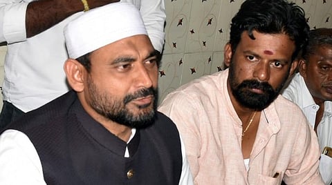 ராமநாதபுரத்தில் பேட்டியளித்த வேலூர் இப்ராஹிம். அருகில் பாஜக மாவட்ட பொதுச்செயலாளர் ஆத்மகார்த்திக்.