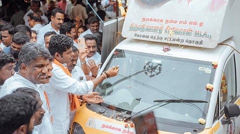 கோவை கெம்பட்டி காலனியில் நேற்று நடைபெற்ற நிகழ்ச்சியில் ‘நமக்காக நம்ம எம்எல்ஏ’ என்ற நடமாடும் சேவை வாகனத்தை தொடங்கிவைத்த பாஜக மாநிலத் தலைவர் அண்ணாமலை. படம்: ஜெ.மனோகரன்