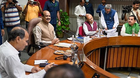 நாடாளுமன்ற மழைக்கால தொடரை சுமுகமாக நடத்துவது தொடர்பாக மக்களவை சபாநாயகர் ஓம் பிர்லா தலைமையில் டெல்லியில் நேற்று அனைத்துக் கட்சி கூட்டம் நடைபெற்றது. படம்: பிடிஐ