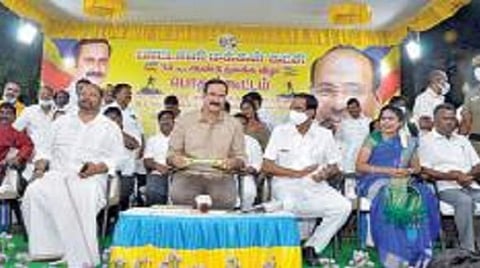 பாமக 34-வது ஆண்டு தொடக்க விழாவையொட்டி, சென்னை வில்லிவாக்கம் பேருந்து நிலையம் அருகே நேற்று இரவு நடைபெற்ற பொதுக்கூட்டத்தில் பங்கேற்ற கட்சித் தலைவர் அன்புமணி மற்றும் நிர்வாகிகள். படம்: ம.பிரபு