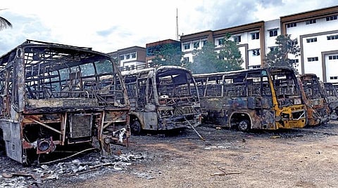 சின்னசேலம் அருகே மாணவி உயிரிழந்த விவகாரத்தில் தனியார் பள்ளியை போராட்டக்காரர்கள் நேற்று சூறையாடினர். போராட்டக்காரர்கள் தீ வைத்ததில் முழுவதும் எரிந்து சேதமானபள்ளி பேருந்துகள். | படங்கள்:எம்.சாம்ராஜ் |