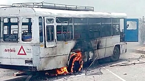 சின்னசேலத்தில் தனியார் பள்ளிக்கு எதிராக போராட்டக்காரர்கள் நடத்திய வன்முறையில் தீ வைத்ததில் கொழுந்துவிட்டு எரியும் காவல் துறை வாகனம்.